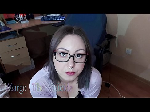 ❤️ Көз айнек тагынган сексуалдуу кыз Дилдону камерага терең соруп Секс видео боюнча бизде ❌️❤