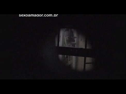 ❤️ Блондини ичкери кирпичтин артына катылган кошуналык войер жашыруун түрдө видеого тартып алат Секс видео боюнча бизде ❌️❤