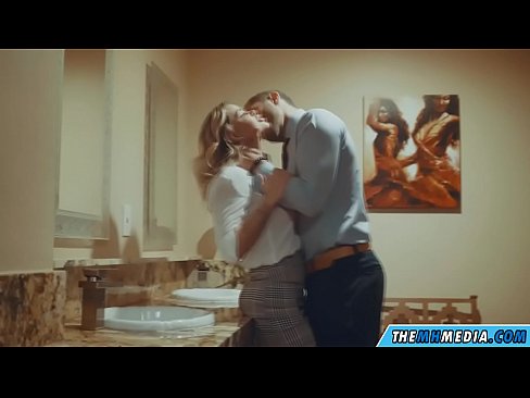 ❤️ Блондинка сени коомдук дааратканада азгырып жатканда Секс видео боюнча бизде ❌️❤